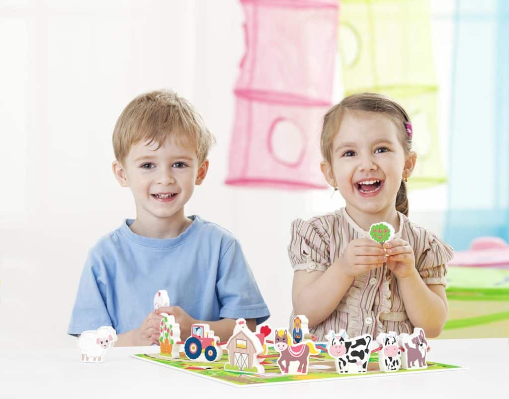 Kinder beim Spielen mit Holzspielzeug Tieren von MERLE TOYS®