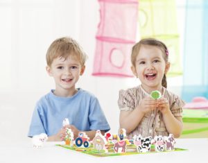 Kinder beim Spielen mit Holzspielzeug Tieren von MERLE TOYS®