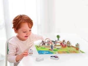 Bambini che giocano con gli animali giocattolo in legno di MERLE TOYS