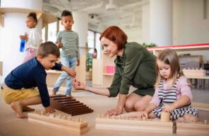 Kind mit Montessori-Holzspielzeug von MERLE TOYS®