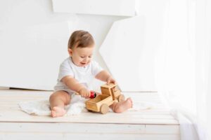 Baby mit Spielzeug von MERLE TOYS®