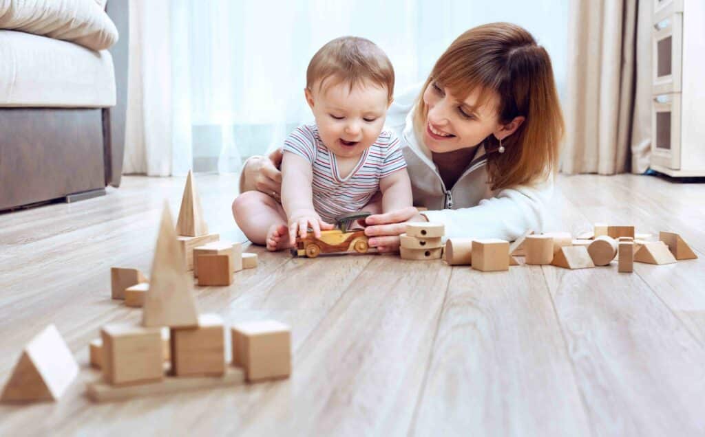 Kind spielt mit Holzspielzeug