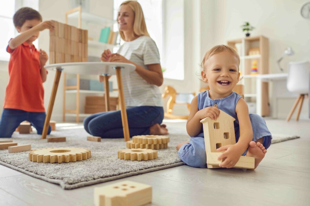 Kleinkind spielt mit Holzspielzeug