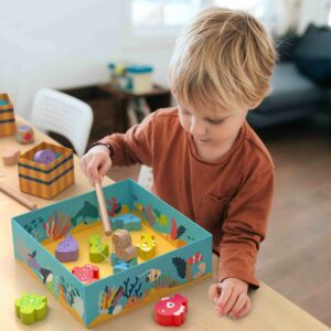 Kind spielt mit Angelspiel aus Holz von Merle Toys®, lernt über Meeresleben